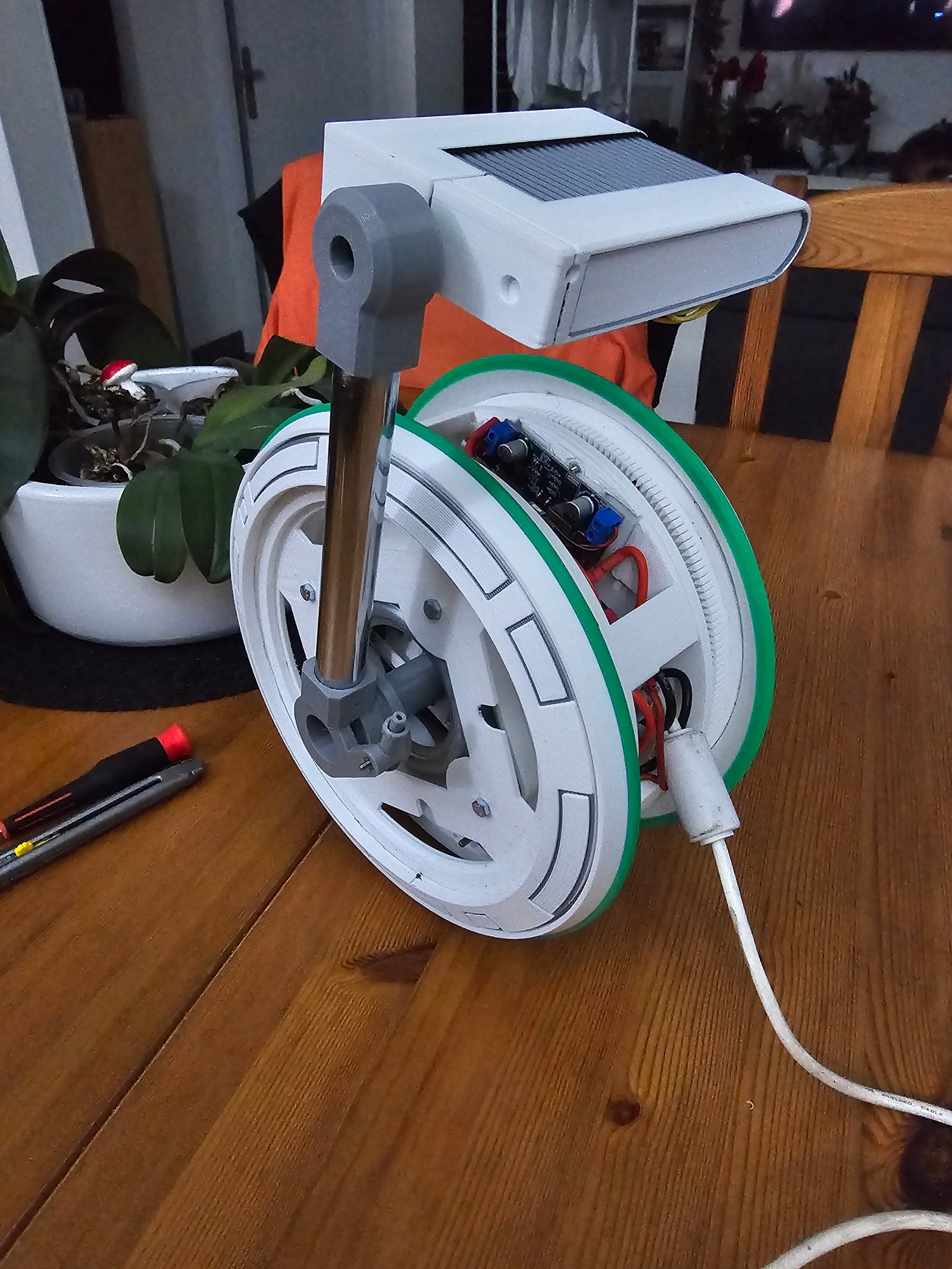 Roue et electronique du droide D-O en cours de montage