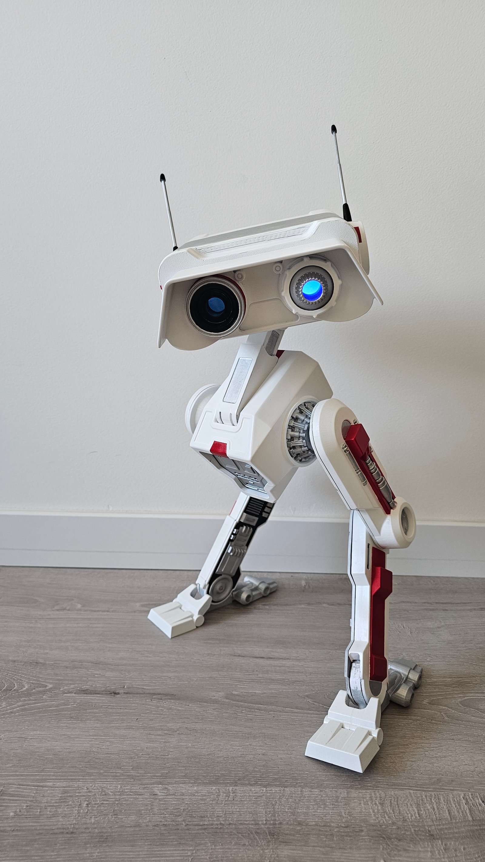 BD-1 assemble, tete relevee et oeil bleu allume